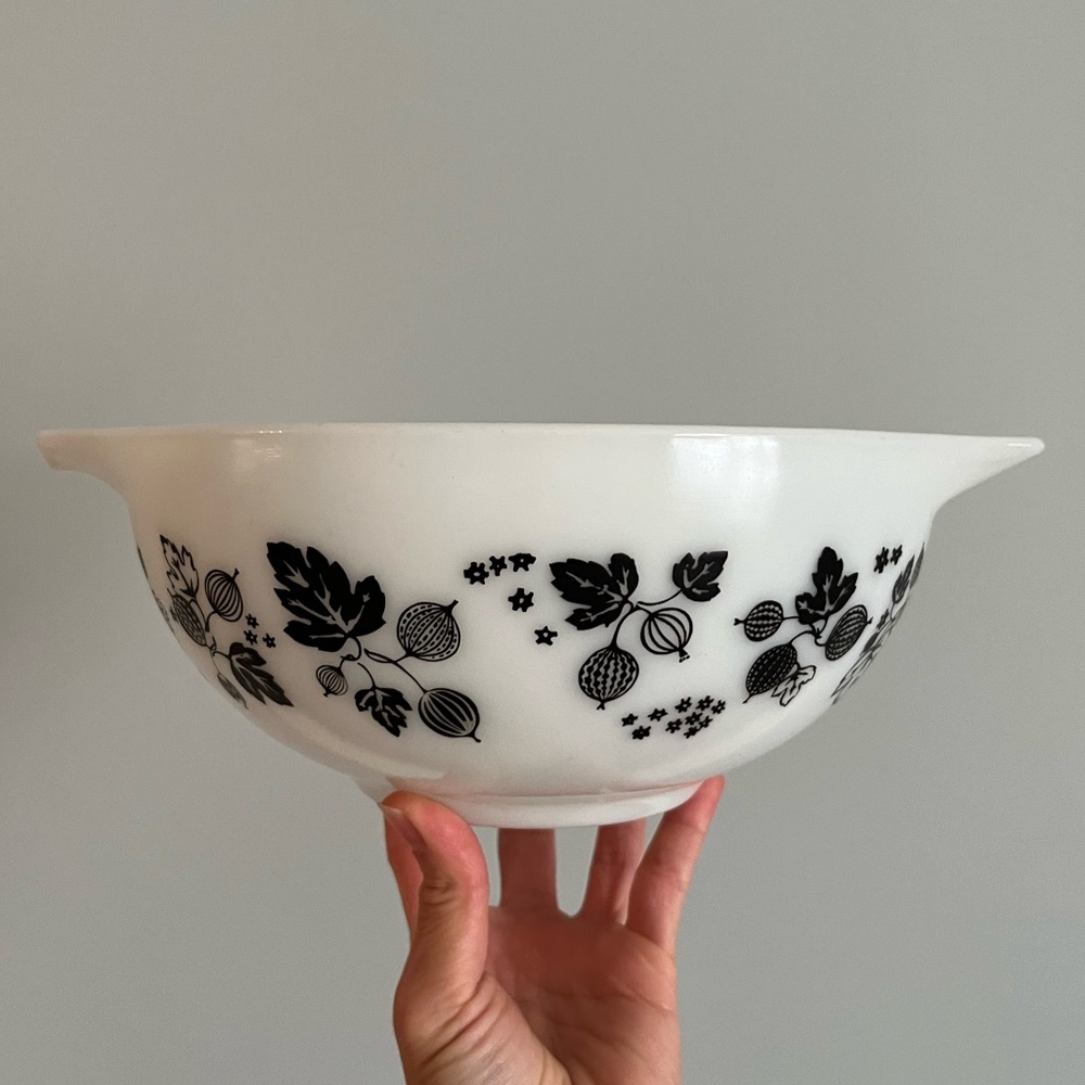 Vintage  Black gooseberry Pyrex 443
